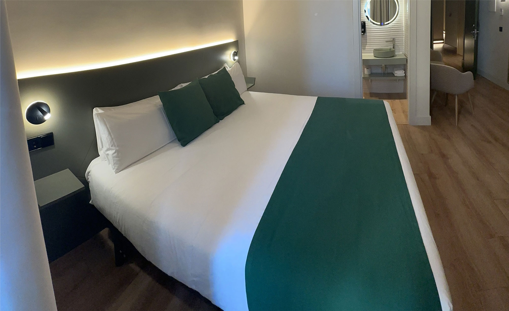 DELUXE ROOM